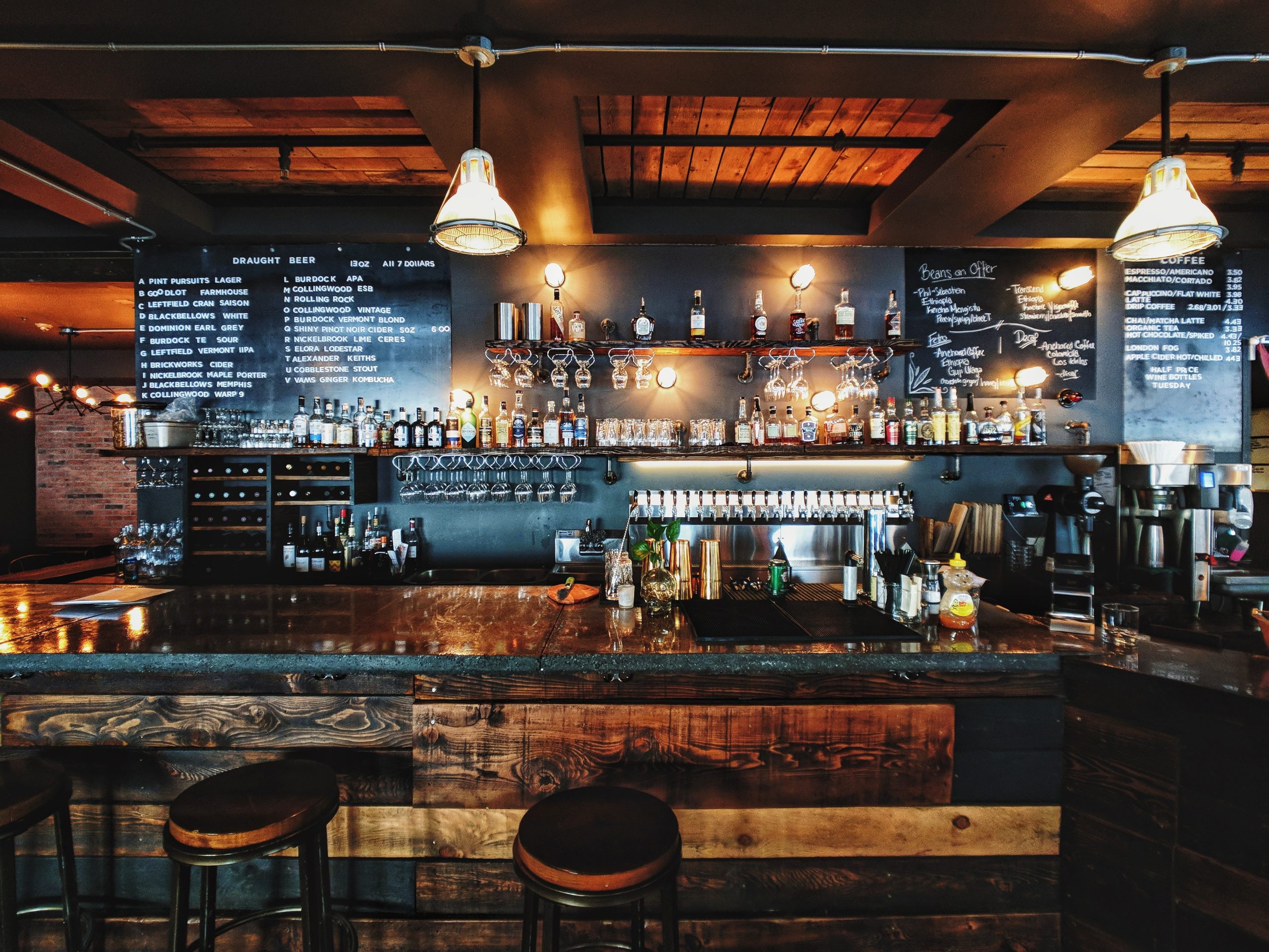 5 Beats Be your Music patrick tomasso GXXYkSwndP4 unsplash 1 scaled Local de moda vista desde barra , con 5 beats, El servicio de música para los locales de moda