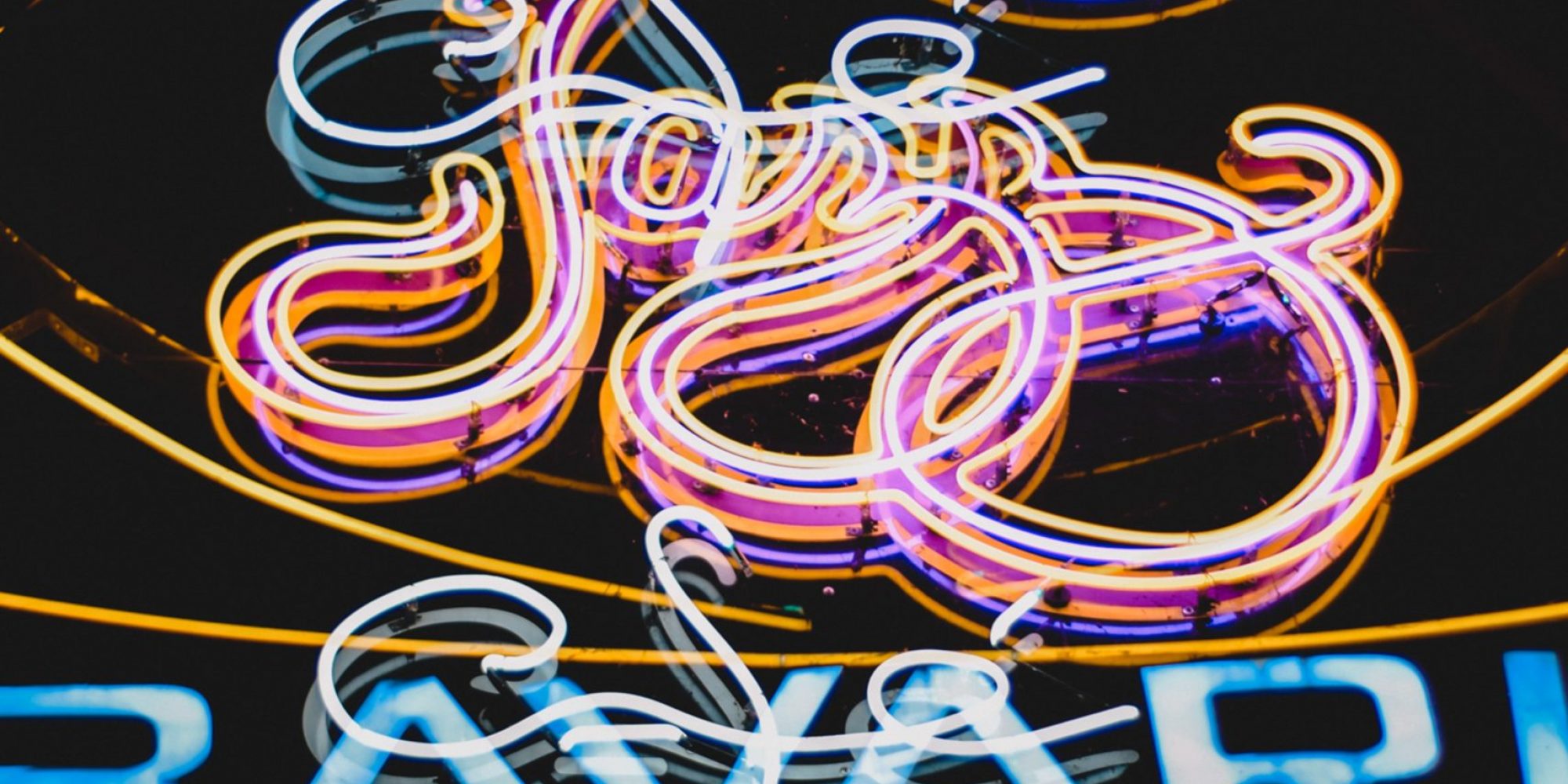 5 Beats Be your Music diego mora barrantes VZ97bBOKxw8 unsplash scaled Adorno de luz en Local de moda vista desde arriba , con 5 beats, El servicio de música para los locales de moda Cómo potenciar tu bar con la música