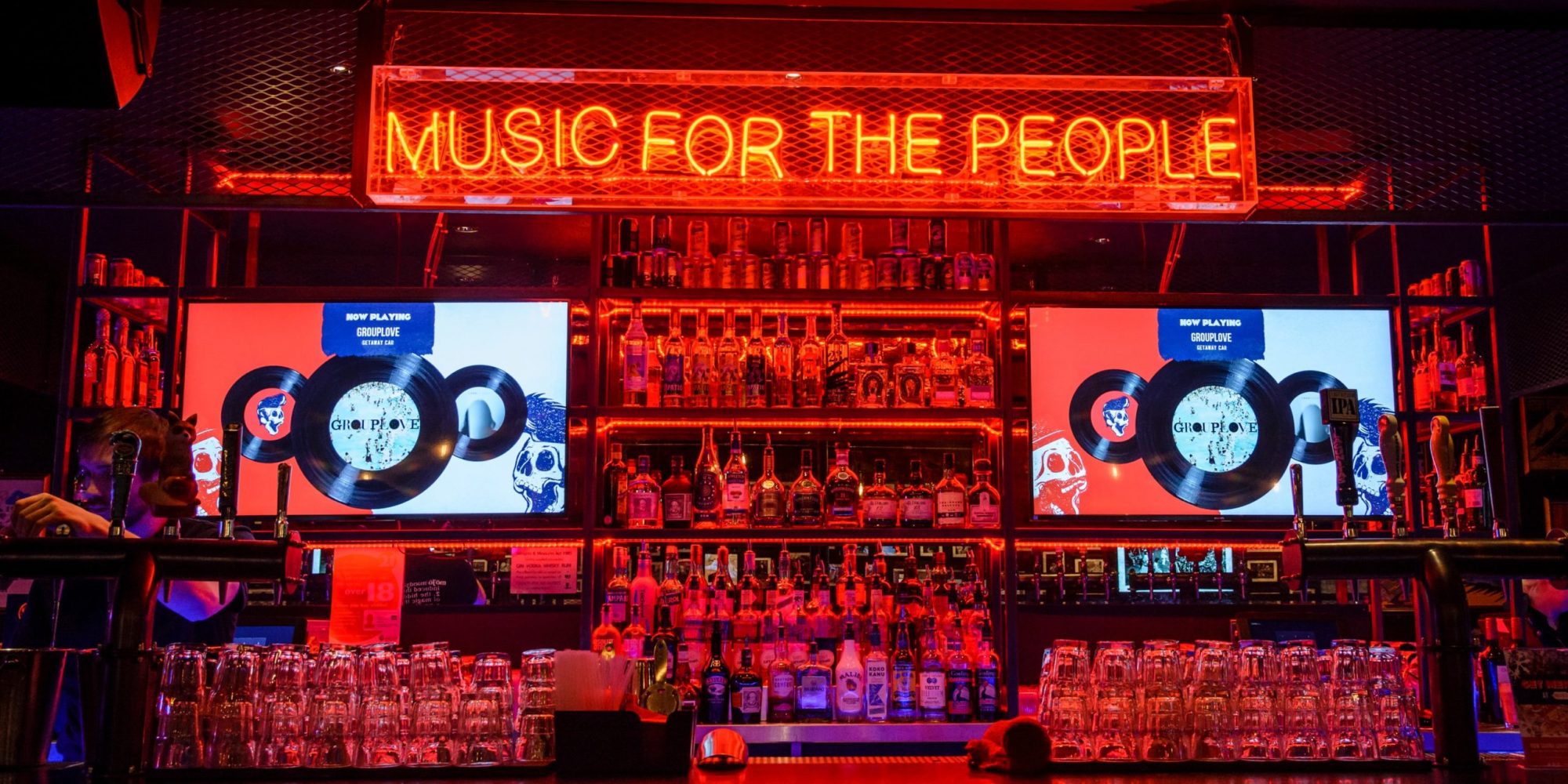 Local de moda vista desde la barra , con 5 beats, El servicio de música para los locales de moda